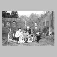 110-0073 Antonie Wisboreit mit ihrem Sohn, der Schwiegertochter, den Kindern vom Nachbarn Zeiger und ihren Enkelkindern vor den Bienenstoecken.jpg